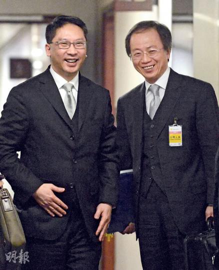 律政司長袁國強(左)和刑事檢控專員楊家雄(右)昨一同到立法會出席司法及法律事務委員會會議,楊於會上稱,廉署已完成關於曾蔭權案的調查。袁則在會後表示不便評論有關個案。(鄧宗弘攝) 律政司長袁國強(左)和刑事檢控專員楊家雄(右)昨一同到立法會出席司法及法律事務委員會會議,楊於會上稱,廉署已完成關於曾蔭權案的調查。袁則在會後表示不便評論有關個案。(鄧宗弘攝)
