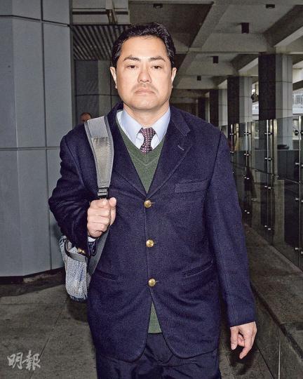 黃冠豪昨獲逾20名親友及同僚到庭支持,部分親友不時在公眾席大聲和議法官的看法。(葉家豪攝)大律師陸偉雄昨被前客戶黃冠豪指失職,他在庭上被上訴一方大律師及法官「激烈」盤問,離開法庭時一度表示「心情唔好」,不想被記者拍照。(葉家豪攝) 黃冠豪昨獲逾20名親友及同僚到庭支持,部分親友不時在公眾席大聲和議法官的看法。(葉家豪攝)大律師陸偉雄昨被前客戶黃冠豪指失職,他在庭上被上訴一方大律師及法官「激烈」盤問,離開法庭時一度表示「心情唔好」,不想被記者拍照。(葉家豪攝)