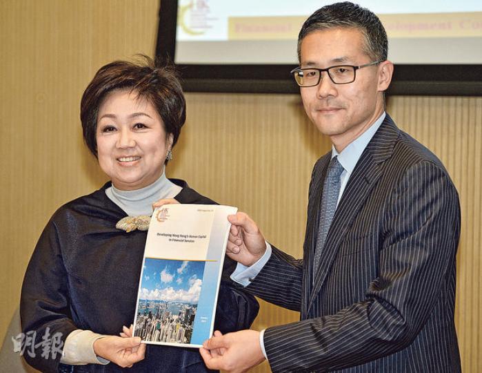 金發局發表香港金融服務業人力資源報告,主席史美倫(左)預料金融市場未來幾年有更多內地僱員投入,但港人只要做好準備,競爭力便能保持。(鄧宗弘攝)(明報製圖) 金發局發表香港金融服務業人力資源報告,主席史美倫(左)預料金融市場未來幾年有更多內地僱員投入,但港人只要做好準備,競爭力便能保持。(鄧宗弘攝)(明報製圖)