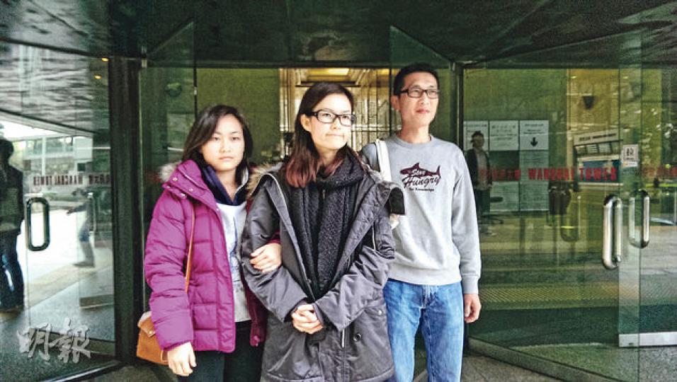 被告顏淑慧(中)昨獲上司矯齒科專科醫生李惠信出庭任其品格證人。李形容顏熱愛小動物,沒有暴力傾向。(章淑廉攝) 被告顏淑慧(中)昨獲上司矯齒科專科醫生李惠信出庭任其品格證人。李形容顏熱愛小動物,沒有暴力傾向。(章淑廉攝)
