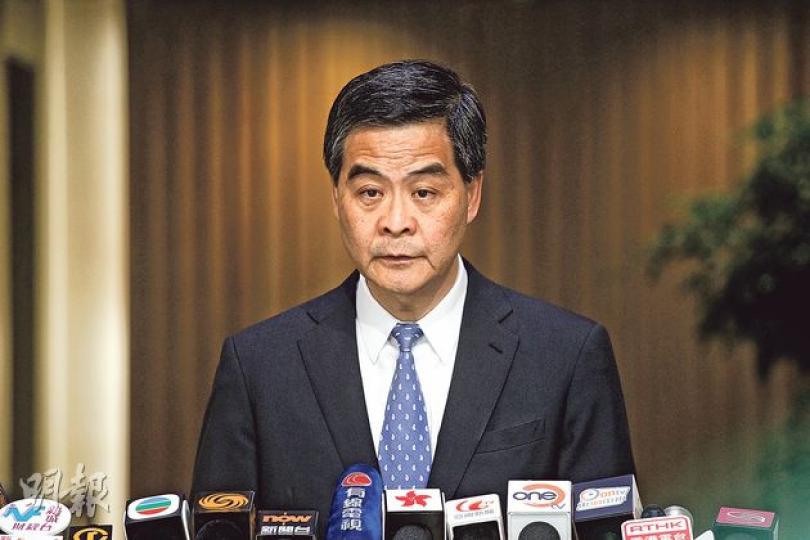 特首梁振英昨早出席行政會議前回應記者提問,稱非常重視亞視營運及欠薪問題;對於行會至今未討論亞視續牌是否有拖延,梁稱要根據既有制度及程序辦事,又稱續牌問題須待有關部門分析後,再交由他及行會審議。(李紹昌攝) 特首梁振英昨早出席行政會議前回應記者提問,稱非常重視亞視營運及欠薪問題;對於行會至今未討論亞視續牌是否有拖延,梁稱要根據既有制度及程序辦事,又稱續牌問題須待有關部門分析後,再交由他及行會審議。(李紹昌攝)