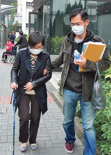 「脫北者」劉淳一(左)6歲逃離朝鮮,在港生活多年,罹患癌症後甚為虛弱。她表示認識在港的朝鮮人,亦希望有朝一日成為韓國公民。(何偉畧攝) 「脫北者」劉淳一(左)6歲逃離朝鮮,在港生活多年,罹患癌症後甚為虛弱。她表示認識在港的朝鮮人,亦希望有朝一日成為韓國公民。(何偉畧攝)