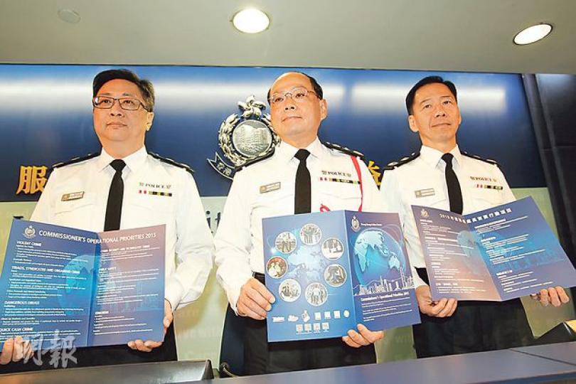 去年整體罪案為67,740宗,較2013年下跌7.1%,警務處長曾偉雄(中)表示佔領行動對整體治安影響仍待觀察,但擔心「不守法意識」繼續蔓延,衝擊社會多年建立的穩固基礙。圖左為警務處副處長盧偉聰,右為副處長黃志雄。(郭慶輝攝) 去年整體罪案為67,740宗,較2013年下跌7.1%,警務處長曾偉雄(中)表示佔領行動對整體治安影響仍待觀察,但擔心「不守法意識」繼續蔓延,衝擊社會多年建立的穩固基礙。圖左為警務處副處長盧偉聰,右為副處長黃志雄。(郭慶輝攝)