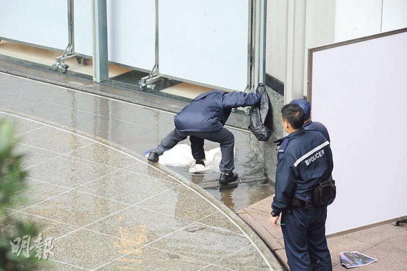 死者從大廈天台墮下疑撞斷四肢,部分殘肢跌入地下水池,仵工要涉水撿拾。(衛永康攝) 死者從大廈天台墮下疑撞斷四肢,部分殘肢跌入地下水池,仵工要涉水撿拾。(衛永康攝)
