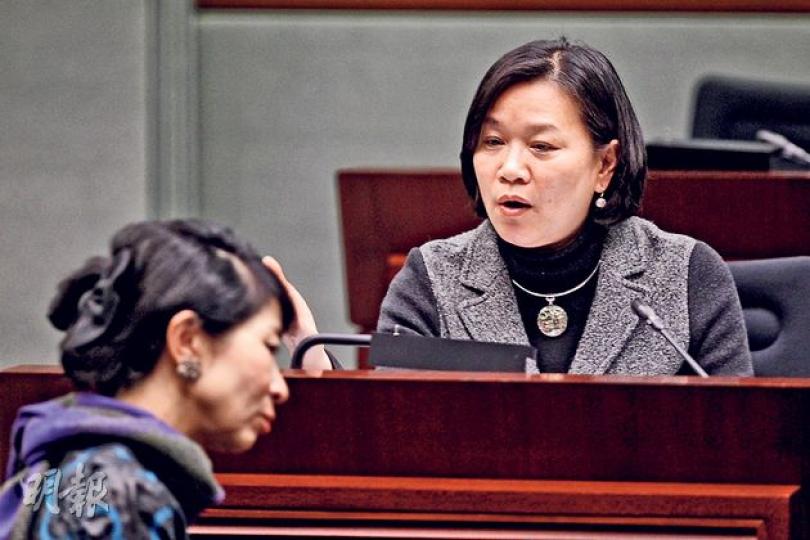 經民聯議員梁美芬(右)與公民黨毛孟靜(左)噚日喺議事堂就佔中三子言論互有爭持,梁美芬指毛嘅回應係無睇清楚資料。(郭慶輝攝) 經民聯議員梁美芬(右)與公民黨毛孟靜(左)噚日喺議事堂就佔中三子言論互有爭持,梁美芬指毛嘅回應係無睇清楚資料。(郭慶輝攝)