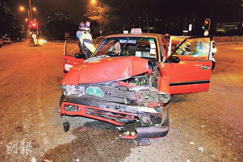沙田大涌橋路昨凌晨再發生車禍,兩輛的士在鄉事會路與大涌橋路交界攔腰碰撞,幸未釀成嚴重受傷;車禍後,其中一方的士司機在警員到場調查期間仍坐在車上講電話。(蔡方山攝)在沙田大涌橋路車禍中,兩的士合共7人受傷,幸全部傷勢不太嚴重,當中一對受傷男女朋友,男友一度握着受傷女友左手,令其安心。(蔡方山攝) 沙田大涌橋路昨凌晨再發生車禍,兩輛的士在鄉事會路與大涌橋路交界攔腰碰撞,幸未釀成嚴重受傷;車禍後,其中一方的士司機在警員到場調查期間仍坐在車上講電話。(蔡方山攝)在沙田大涌橋路車禍中,兩的士合共7人受傷,幸全部傷勢不太嚴重,當中一對受傷男女朋友,男友一度握着受傷女友左手,令其安心。(蔡方山攝)