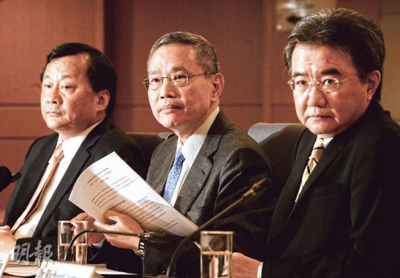 教資會主席鄭維新(中)認為社會應正面理解「研究評審工作」報告,研究評審工作小組副召集人錢大康(右)亦強調報告不是八大的「排名榜」,而是讓院校了解其水準;左為研究評審工作小組副召集人華雲生。(劉焌陶攝) 教資會主席鄭維新(中)認為社會應正面理解「研究評審工作」報告,研究評審工作小組副召集人錢大康(右)亦強調報告不是八大的「排名榜」,而是讓院校了解其水準;左為研究評審工作小組副召集人華雲生。(劉焌陶攝)