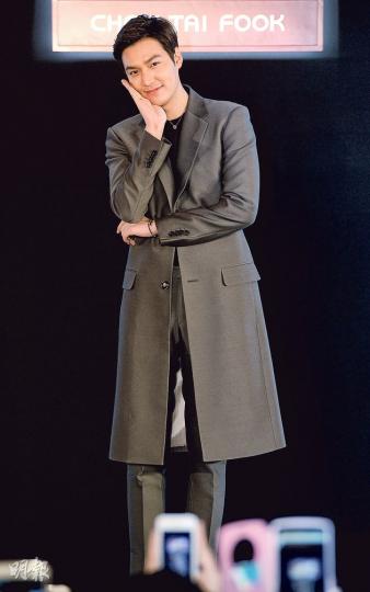 李敏鎬擺出「托腮」萌爆動作,令台下粉絲瘋狂。(攝影﹕黃梓恒)對於未有機會談戀愛,李敏鎬稱會「等運到」!(攝影﹕黃梓恒)被抽中玩示愛遊戲的師奶粉絲,在台上與李敏鎬抱抱。(攝影﹕黃梓恒)有粉絲拿出手機跟李敏鎬自拍,其他粉絲有樣學樣,令場面混亂。(攝影﹕黃梓恒) 李敏鎬擺出「托腮」萌爆動作,令台下粉絲瘋狂。(攝影﹕黃梓恒)對於未有機會談戀愛,李敏鎬稱會「等運到」!(攝影﹕黃梓恒)被抽中玩示愛遊戲的師奶粉絲,在台上與李敏鎬抱抱。(攝影﹕黃梓恒)有粉絲拿出手機跟李敏鎬自拍,其他粉絲有樣學樣,令場面混亂。(攝影﹕黃梓恒)