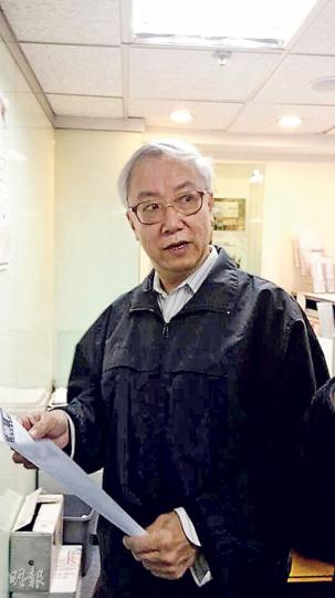 「凶宅大王」伍冠流昨亦有出價競投沙田河畔花園凶宅單位,但物業最終未達業主心水價收回。(劉詠怡攝) 「凶宅大王」伍冠流昨亦有出價競投沙田河畔花園凶宅單位,但物業最終未達業主心水價收回。(劉詠怡攝)
