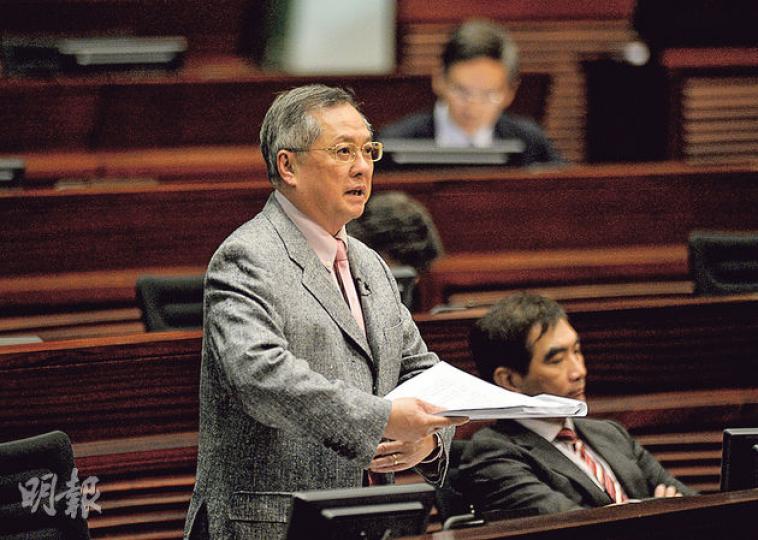 自由黨飲食界議員張宇人昨在立法會稱,現時侍產假、最低工資等已令飲食界「想死」,要求取消破欠基金透過商業登記每年徵收的250元費用,被勞工界議員質疑徵費額只等於商家在五星級酒店「飲3杯咖啡」。(盧翊銘攝) 自由黨飲食界議員張宇人昨在立法會稱,現時侍產假、最低工資等已令飲食界「想死」,要求取消破欠基金透過商業登記每年徵收的250元費用,被勞工界議員質疑徵費額只等於商家在五星級酒店「飲3杯咖啡」。(盧翊銘攝)