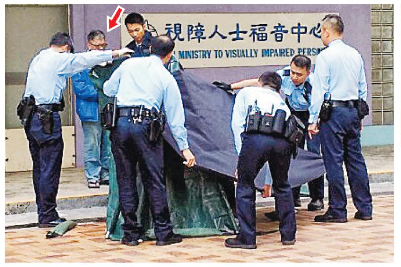 余先生(箭嘴示)為妻子買藥後返家,老伴卻突然跳樓身亡,他到場認屍後曾向警員稱:「啲錢借晒畀個仔,無錢殮葬。」(曾映妹攝) 余先生(箭嘴示)為妻子買藥後返家,老伴卻突然跳樓身亡,他到場認屍後曾向警員稱:「啲錢借晒畀個仔,無錢殮葬。」(曾映妹攝)