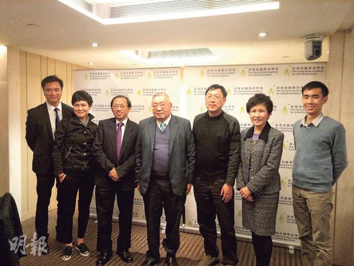 資優教育學苑院長吳大琪(右三)稱,未來會加強學生及家長的情意教育,讓社會了解資優生的需要。(鄭宏禮攝) 資優教育學苑院長吳大琪(右三)稱,未來會加強學生及家長的情意教育,讓社會了解資優生的需要。(鄭宏禮攝)