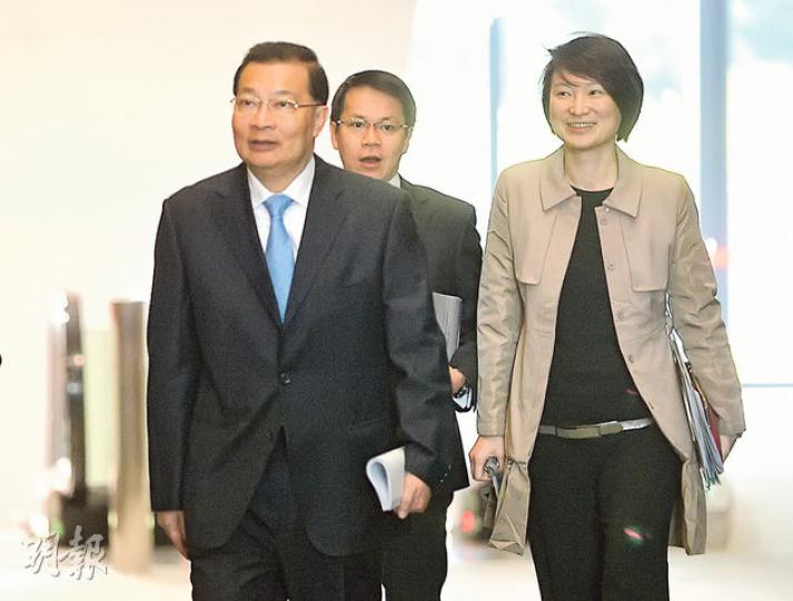 民建聯主席譚耀宗(左)4月交棒不再出任主席,料會接棒嘅李慧琼(右)話,佢哋年輕一代會勇於承擔,做大做強民建聯。(盧翊銘攝) 民建聯主席譚耀宗(左)4月交棒不再出任主席,料會接棒嘅李慧琼(右)話,佢哋年輕一代會勇於承擔,做大做強民建聯。(盧翊銘攝)