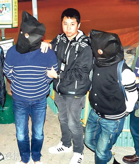 警方破獲爆竊集團共拘捕6名男女,其中探員在紅磡紅鸞道帶走兩名男女犯人,並檢走一批贓物。(林智傑攝) 警方破獲爆竊集團共拘捕6名男女,其中探員在紅磡紅鸞道帶走兩名男女犯人,並檢走一批贓物。(林智傑攝)