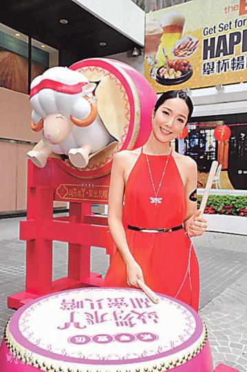 李亞男表示下月在港舉行婚禮後便去上海再擺酒,之後回港過年。(攝影/記者﹕李潔盈) 王祖藍(攝影/記者﹕李潔盈) 李亞男表示下月在港舉行婚禮後便去上海再擺酒,之後回港過年。(攝影/記者﹕李潔盈) 王祖藍(攝影/記者﹕李潔盈)
