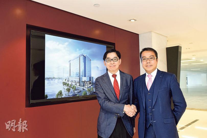 金寶集團主席李秀恒(左)表示,KC100翻新費約6億元,估計每年租金收入約1億元;右則為仲量聯行九龍商業部主管鄧錫衡。(陳淑安攝) 金寶集團主席李秀恒(左)表示,KC100翻新費約6億元,估計每年租金收入約1億元;右則為仲量聯行九龍商業部主管鄧錫衡。(陳淑安攝)