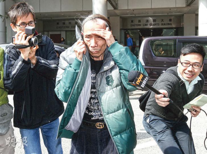解款車跌錢案被告鍾英傑(中)於庭外稱對私藏6000元感後悔,並表示「我都係人,我認我係一時貪心」。(李紹昌攝) 解款車跌錢案被告鍾英傑(中)於庭外稱對私藏6000元感後悔,並表示「我都係人,我認我係一時貪心」。(李紹昌攝)