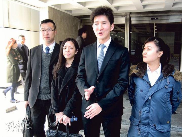 與同僚在高院外合照的警方商罪科高級督察謝子峰(右二)說,雖然案件於2010年揭發,但由於被告於2001年開始犯案,案件涉及逾萬宗交易,調查需時,警方調查至去年落案起訴。(謝美琳攝) 與同僚在高院外合照的警方商罪科高級督察謝子峰(右二)說,雖然案件於2010年揭發,但由於被告於2001年開始犯案,案件涉及逾萬宗交易,調查需時,警方調查至去年落案起訴。(謝美琳攝)