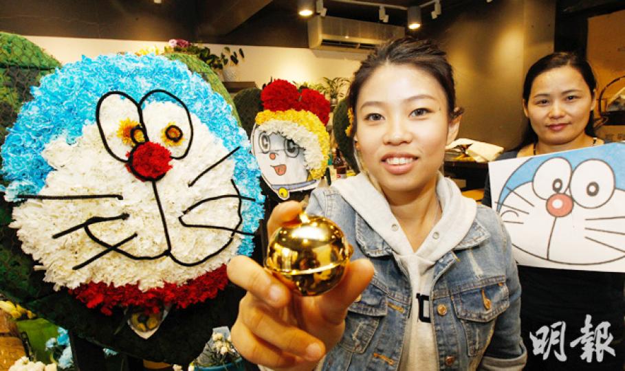 花店負責人陳慧雅(前)花10天染花預備製作叮噹、叮鈴及大雄花牌,向保全叔致最後敬意。花牌上叮噹的貓鬚以幼身水竹葉代替,務求更神似。(李紹昌攝)市面雖有黃色的康乃馨,但為了令康乃馨更貼近叮鈴的深黃色,日昇花店負責人陳慧雅以紅色染料染花,務求把康乃馨染得更橙黃。(李紹昌攝)花店用300朵康乃馨試染藍色,才成功染出用以製作叮噹花牌的60朵藍花。花莖吸收藍染料後會慢慢輸送到花瓣,令白色康乃馨變藍(左),但染料吸收情况次次不同,結果有些花只是微微染藍(右)。(李紹昌攝) 花店負責人陳慧雅(前)花10天染花預備製作叮噹、叮鈴及大雄花牌,向保全叔致最後敬意。花牌上叮噹的貓鬚以幼身水竹葉代替,務求更神似。(李紹昌攝)市面雖有黃色的康乃馨,但為了令康乃馨更貼近叮鈴的深黃色,日昇花店負責人陳慧雅以紅色染料染花,務求把康乃馨染得更橙黃。(李紹昌攝)花店用300朵康乃馨試染藍色,才成功染出用以製作叮噹花牌的60朵藍花。花莖吸收藍染料後會慢慢輸送到花瓣,令白色康乃馨變藍(左),但染料吸收情况次次不同,結果有些花只是微微染藍(右)。(李紹昌攝)