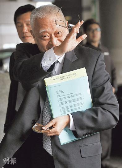 團結香港基金昨日舉行閉門工作會議,身兼基金主席的全國政協副主席董建華與記者打招呼,但沒有回應提問。會後基金副總幹事李浩然介紹工作進展。(李紹昌攝)據悉,昨日團結香港基金會議上,基金顧問之一、瑞安集團主席羅康瑞建議邀請國際知名學者來港,並在大學辦研討會談政治制度,他建議可與基金合作。(李紹昌攝) 團結香港基金昨日舉行閉門工作會議,身兼基金主席的全國政協副主席董建華與記者打招呼,但沒有回應提問。會後基金副總幹事李浩然介紹工作進展。(李紹昌攝)據悉,昨日團結香港基金會議上,基金顧問之一、瑞安集團主席羅康瑞建議邀請國際知名學者來港,並在大學辦研討會談政治制度,他建議可與基金合作。(李紹昌攝)