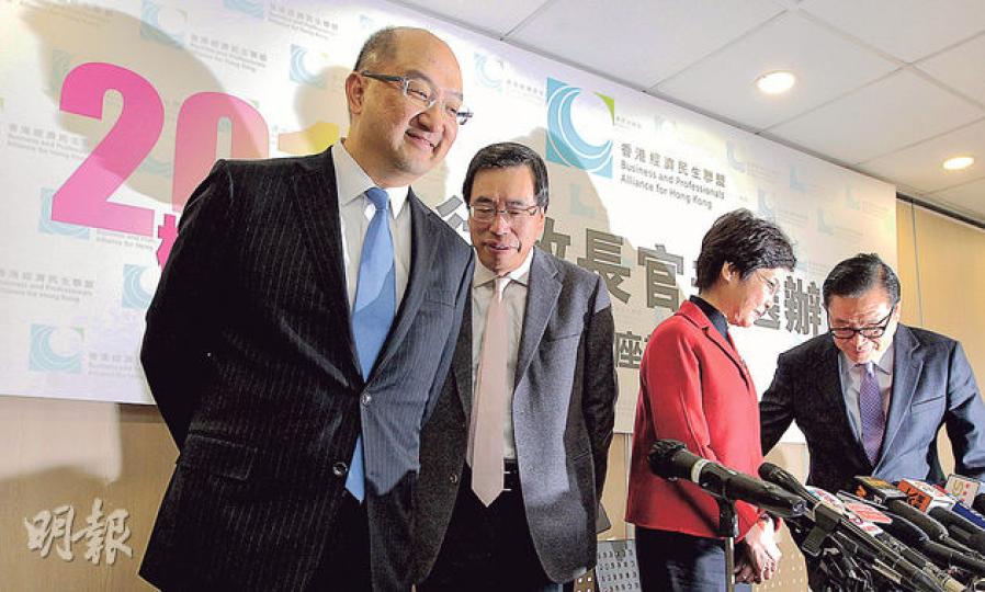 政務司長林鄭月娥(右二)、政制及內地事務局長譚志源(左一)昨出席經民聯舉辦的政改座談會,對於林太日前沒通知傳媒下落區派政改單張,譚志源笑稱不喜歡「落區」說法,因自己經常在區內走來走去,只是大家沒察覺。他解釋林太以這方式落區,是希望了解能否派發較多單張,他說會以不同形式落區,更笑言歡迎記者一同派發。左二為經民聯主席梁君彥,右一為林健鋒。(李澤彤攝) 政務司長林鄭月娥(右二)、政制及內地事務局長譚志源(左一)昨出席經民聯舉辦的政改座談會,對於林太日前沒通知傳媒下落區派政改單張,譚志源笑稱不喜歡「落區」說法,因自己經常在區內走來走去,只是大家沒察覺。他解釋林太以這方式落區,是希望了解能否派發較多單張,他說會以不同形式落區,更笑言歡迎記者一同派發。左二為經民聯主席梁君彥,右一為林健鋒。(李澤彤攝)