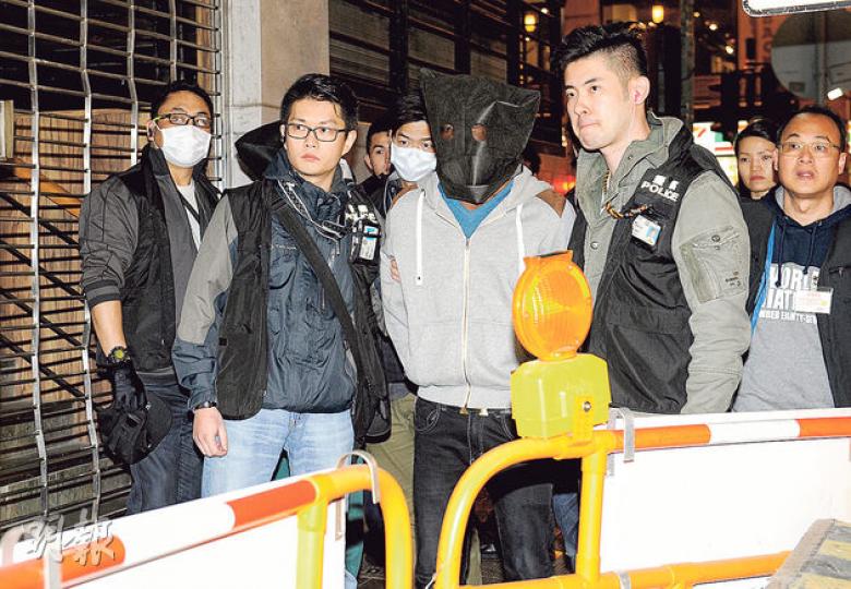 警方在灣仔駱克道及分域街一帶的酒吧區假扮酒客放蛇,拘捕6名持行街紙的非洲裔毒販,疑人被蒙頭帶署。(蔡方山攝) 警方在灣仔駱克道及分域街一帶的酒吧區假扮酒客放蛇,拘捕6名持行街紙的非洲裔毒販,疑人被蒙頭帶署。(蔡方山攝)