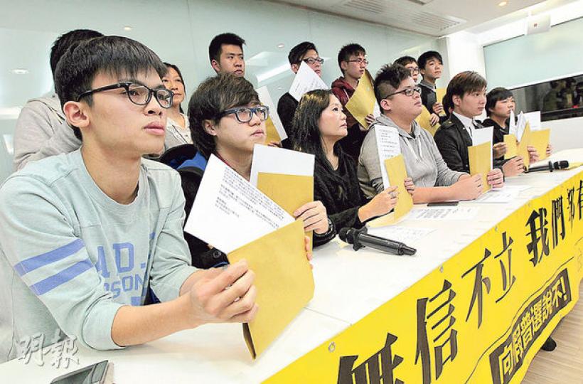 學民思潮、學聯,以及「傘下爸媽」等7個民間團體發起「一人一信」行動,呼籲市民在民陣2.1遊行當日寫信給政府,發表對政改的意見。(李澤彤攝) 學民思潮、學聯,以及「傘下爸媽」等7個民間團體發起「一人一信」行動,呼籲市民在民陣2.1遊行當日寫信給政府,發表對政改的意見。(李澤彤攝)
