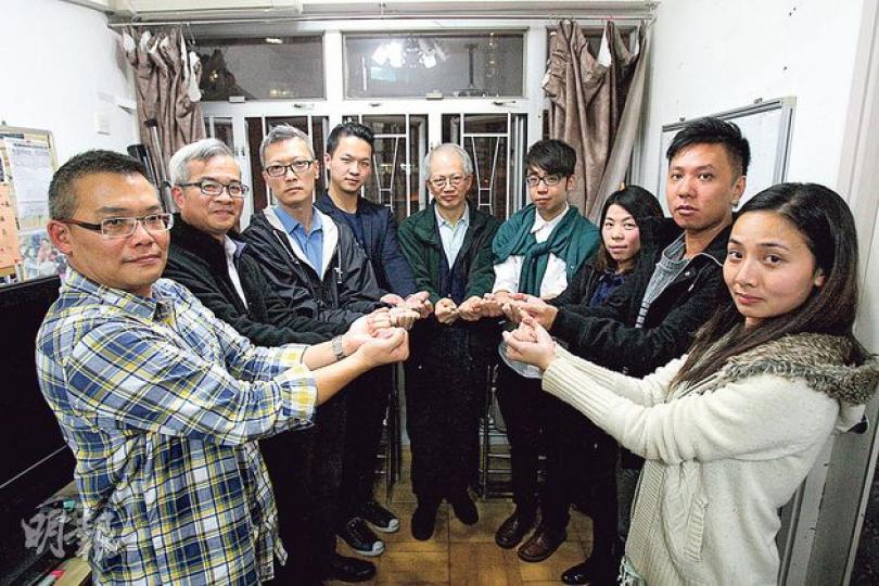 9名佔中糾察和義工明天會到警察總部自首,承擔公民抗命的刑責。圖左起為張志輝、馮德華、黃曉曦、林勇琪、劉光傑、陳宇翔、葉嘉寶、蕭超杰、楊佩艮。(林俊源攝) 9名佔中糾察和義工明天會到警察總部自首,承擔公民抗命的刑責。圖左起為張志輝、馮德華、黃曉曦、林勇琪、劉光傑、陳宇翔、葉嘉寶、蕭超杰、楊佩艮。(林俊源攝)