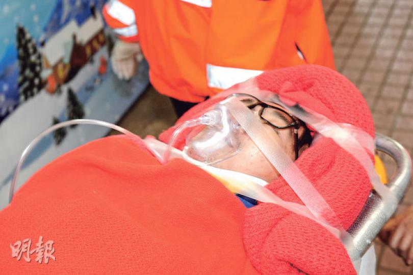 在港大修讀法律的24歲男子,昨日在將軍澳新都城平台跳落天橋頂受傷,臥牀送院搶救。 (蔡方山攝) 在港大修讀法律的24歲男子,昨日在將軍澳新都城平台跳落天橋頂受傷,臥牀送院搶救。 (蔡方山攝)