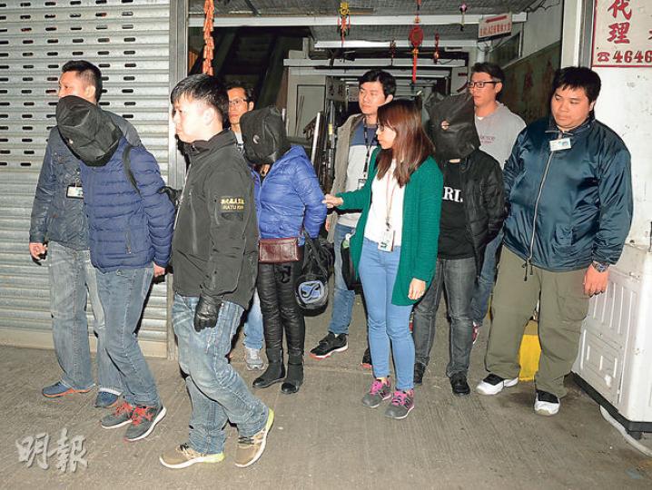 警方在色情光碟工場內拘捕3名內地男女,其中17歲青年(左藍外套)報稱因家人急需金錢而來港犯案。(蔡方山攝)西九龍反黑組探員在屯門破獲高清色情光碟工場,檢獲逾10萬隻DVD及藍光碟,另有26台光碟燒錄機及290個燒錄器。(蔡方山攝) 警方在色情光碟工場內拘捕3名內地男女,其中17歲青年(左藍外套)報稱因家人急需金錢而來港犯案。(蔡方山攝)西九龍反黑組探員在屯門破獲高清色情光碟工場,檢獲逾10萬隻DVD及藍光碟,另有26台光碟燒錄機及290個燒錄器。(蔡方山攝)