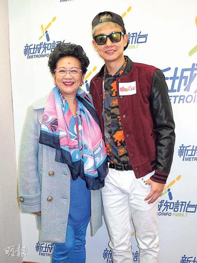 眼睛黃斑位置生水疱的梁烈唯(右),於新劇跟薛家燕(左)結戲緣。(攝影/記者:李潔盈) 眼睛黃斑位置生水疱的梁烈唯(右),於新劇跟薛家燕(左)結戲緣。(攝影/記者:李潔盈)