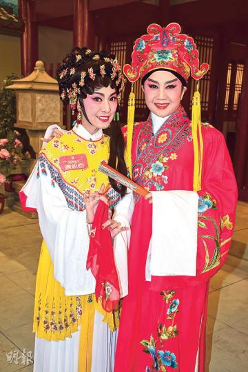 米雪化身秋香(左),與四太反串的唐伯虎合唱折子戲《三笑姻緣》。(攝影:梁迺楠) 米雪化身秋香(左),與四太反串的唐伯虎合唱折子戲《三笑姻緣》。(攝影:梁迺楠)
