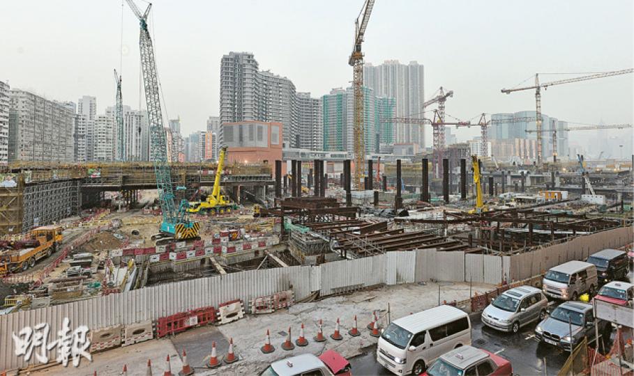 高鐵香港段項目早於2010年動工時已出現滯後,西九龍總站(圖)的延誤十分嚴重,終令項目要延遲一年通車,昨日所見,地盤仍在趕工做地基工程。雖然路政署聘請的獨立顧問早已向署方提出竣工日期警示,但路政署無採取具體行動介入。(鄧宗弘攝) 高鐵香港段項目早於2010年動工時已出現滯後,西九龍總站(圖)的延誤十分嚴重,終令項目要延遲一年通車,昨日所見,地盤仍在趕工做地基工程。雖然路政署聘請的獨立顧問早已向署方提出竣工日期警示,但路政署無採取具體行動介入。(鄧宗弘攝)