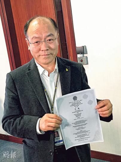 民協馮檢基早前一度稱自己已收到中聯辦新春酒會邀請,但其後向傳媒澄清「搞錯」,昨日他向傳媒展示中聯辦請柬的傳真,但表明不會出席。(陳洛明攝) 民協馮檢基早前一度稱自己已收到中聯辦新春酒會邀請,但其後向傳媒澄清「搞錯」,昨日他向傳媒展示中聯辦請柬的傳真,但表明不會出席。(陳洛明攝)