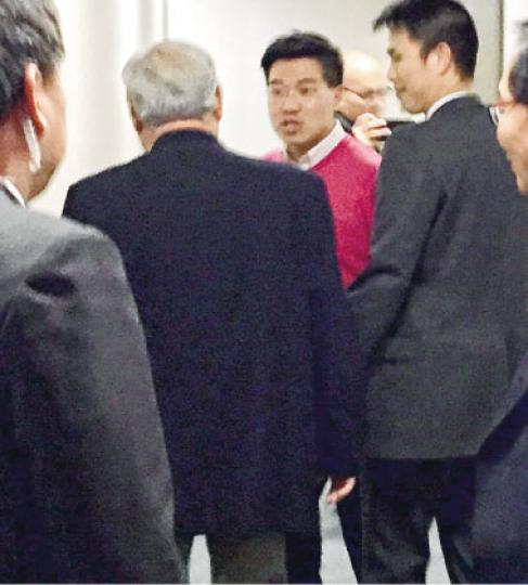 范國威(中、紅衣者)唔滿意黃定光(左二、灰髮者)喺會議廳剪指甲,兩個人之後喺走廊嘈交,保安要將兩人分隔開。(陳洛明攝) 范國威(中、紅衣者)唔滿意黃定光(左二、灰髮者)喺會議廳剪指甲,兩個人之後喺走廊嘈交,保安要將兩人分隔開。(陳洛明攝)