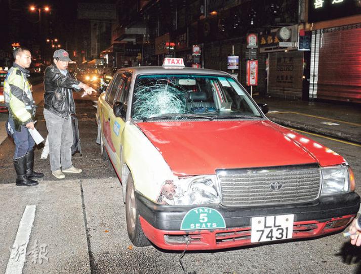 的士撞向過路馬男子後,擋風玻璃及車頭燈碎裂,的士司機(戴帽)向交通警員講述意外經過,其後涉嫌「危險駕駛引致他人死亡」被捕。(蔡方山攝) 的士撞向過路馬男子後,擋風玻璃及車頭燈碎裂,的士司機(戴帽)向交通警員講述意外經過,其後涉嫌「危險駕駛引致他人死亡」被捕。(蔡方山攝)