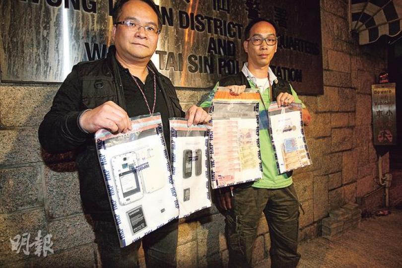 警方前日在黃大仙拘捕一名23歲內地電話騙徒,在其身上搜出一批贓物。(伍浦鋒攝)31歲內地漢本周三(28日)在觀塘企圖以電話行騙時被捕,警方相信他與另外7宗電話騙案有關。(衛永康攝) 警方前日在黃大仙拘捕一名23歲內地電話騙徒,在其身上搜出一批贓物。(伍浦鋒攝)31歲內地漢本周三(28日)在觀塘企圖以電話行騙時被捕,警方相信他與另外7宗電話騙案有關。(衛永康攝)