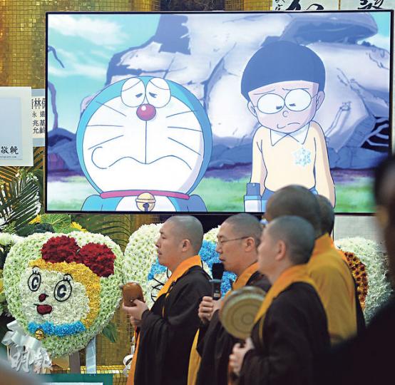 一生以聲音演活無數角色包括「叮噹」的配音員林保全逝世,昨於世界殯儀館設靈,逾2000人前往致祭,靈堂上播放着叮噹卡通,向保全叔致敬及告別。(鄧宗弘攝)林保全昨舉行公祭,昨午4時逾400人在靈堂門外排隊等候,不但「打蛇餅」,人龍亦延至對面馬路,不少人帶同叮噹公仔、印有叮噹的袋到場。(鄧宗弘攝)聲演叮噹30年的林保全昨於紅磡世界殯儀館設靈,其妻(右一)、愛女林芷筠(右三)一直在場打點,家人又採用一張保全叔與叮噹的合影作靈堂照。(鄧宗弘攝)無綫印製5000份紀念冊(圖左),內有保全叔的親友、同事所撰寫 一生以聲音演活無數角色包括「叮噹」的配音員林保全逝世,昨於世界殯儀館設靈,逾2000人前往致祭,靈堂上播放着叮噹卡通,向保全叔致敬及告別。(鄧宗弘攝)林保全昨舉行公祭,昨午4時逾400人在靈堂門外排隊等候,不但「打蛇餅」,人龍亦延至對面馬路,不少人帶同叮噹公仔、印有叮噹的袋到場。(鄧宗弘攝)聲演叮噹30年的林保全昨於紅磡世界殯儀館設靈,其妻(右一)、愛女林芷筠(右三)一直在場打點,家人又採用一張保全叔與叮噹的合影作靈堂照。(鄧宗弘攝)無綫印製5000份紀念冊(圖左),內有保全叔的親友、同事所撰寫