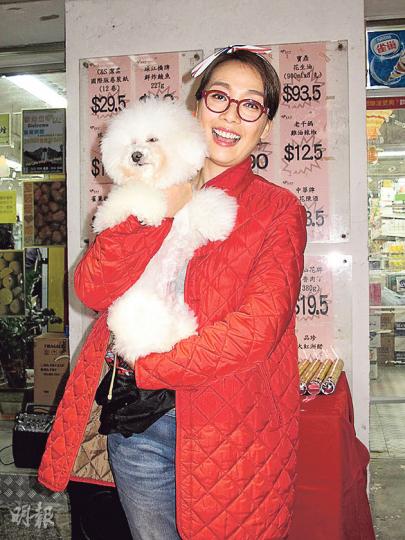 江美儀帶同愛犬出席團年盆菜宴。(攝影/記者:李潔盈) 江美儀帶同愛犬出席團年盆菜宴。(攝影/記者:李潔盈)