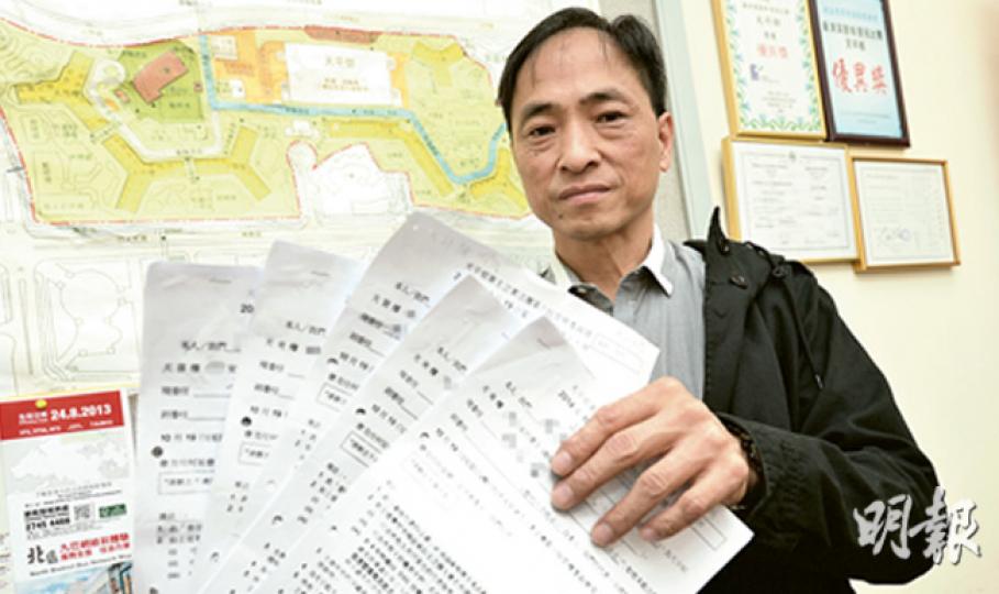 上水天平邨法團秘書潘德榮表示,去年業主大會有4份由前業主簽署的授權書,他質疑幕後有人利用舊資料偽造授權書。他建議政府規定法團實行「雙簽制」,即業主及受託人皆在授權書上簽署核實,方便追查。(盧翊銘攝) 上水天平邨法團秘書潘德榮表示,去年業主大會有4份由前業主簽署的授權書,他質疑幕後有人利用舊資料偽造授權書。他建議政府規定法團實行「雙簽制」,即業主及受託人皆在授權書上簽署核實,方便追查。(盧翊銘攝)