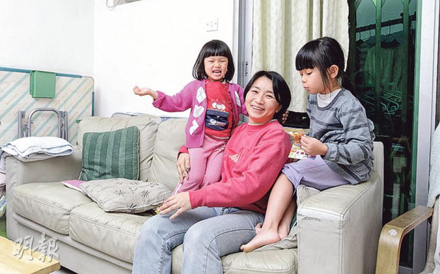 鍾女士(中)曾對專注湊女感「頂唔順」,認為放棄專業是太大犧牲,笑言「每日只掛着她何時屙屎,似是淺水浸蛟龍」。她決定重投工作,盼減少無法工作的不滿情緒投射到女兒上。(李澤彤攝) 鍾女士(中)曾對專注湊女感「頂唔順」,認為放棄專業是太大犧牲,笑言「每日只掛着她何時屙屎,似是淺水浸蛟龍」。她決定重投工作,盼減少無法工作的不滿情緒投射到女兒上。(李澤彤攝)
