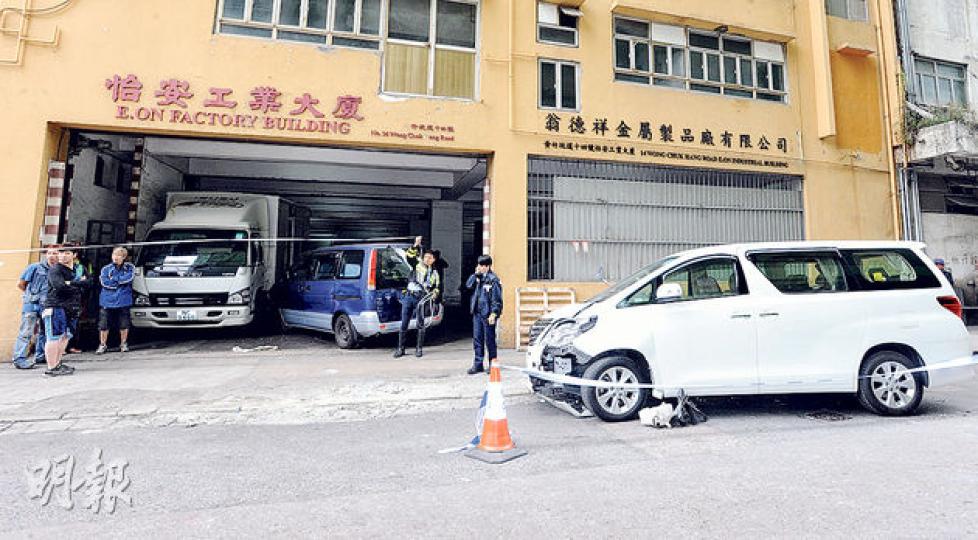 藍色七人車(中)先與白色七人車(右)相撞,其後藍色七人車失控衝入怡安工業大廈撞向貨車(左),釀成驚險車禍。(衛永康攝) 藍色七人車(中)先與白色七人車(右)相撞,其後藍色七人車失控衝入怡安工業大廈撞向貨車(左),釀成驚險車禍。(衛永康攝)