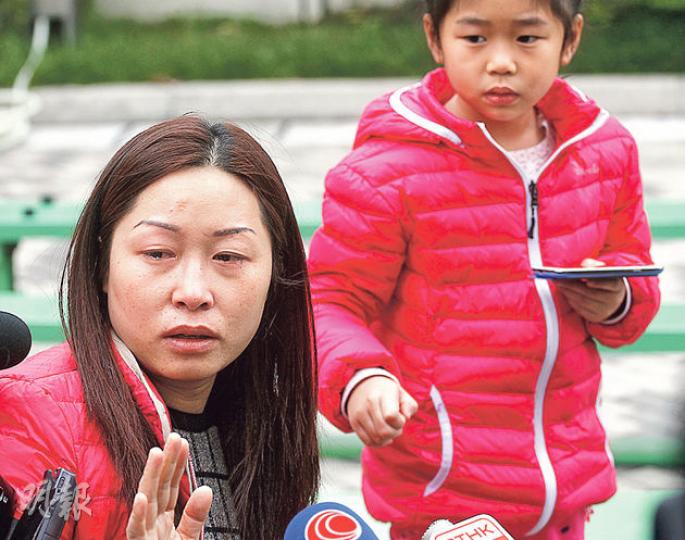 住在羅湖的「單非」家長關太(左)昨聲淚俱下自稱來自低收入家庭,「住不起香港的貴租(樓)」,最遠只能接受女兒(右)讀大埔區的小學,「如果派遠點,眼淚會流多點」。(李紹昌攝)「雙非」童家長范女士以8000元月租上水御皇庭300呎單位,她為陪伴女兒在港居住伴讀,更辭去內地的工作。她認為,若採用跨境學童專用校網,相信雙非學童只有一成機會獲北區小學錄取。(余瑋攝) 住在羅湖的「單非」家長關太(左)昨聲淚俱下自稱來自低收入家庭,「住不起香港的貴租(樓)」,最遠只能接受女兒(右)讀大埔區的小學,「如果派遠點,眼淚會流多點」。(李紹昌攝)「雙非」童家長范女士以8000元月租上水御皇庭300呎單位,她為陪伴女兒在港居住伴讀,更辭去內地的工作。她認為,若採用跨境學童專用校網,相信雙非學童只有一成機會獲北區小學錄取。(余瑋攝)
