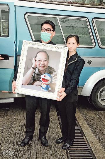 林保全前晚於紅磡世界殯儀館由釋智慧法師主持封棺及辭靈儀式,昨早約11時舉殯,保全叔的女兒林芷筠(右)與丈夫(左)陪保全叔走最後一程,林芷筠表示,家人特意挑選叮噹公仔作為保全叔的陪葬品。(孫華明攝)無綫資深配音員林保全昨日出殯,昨早10時繼續開放靈堂公祭,80後家長湯小姐(右)帶着4歲多患自閉症的兒子一同送別保全叔,湯小姐指出,叮噹的聲音陪她長大,對每一代人都非常重要,保全叔的離世對她以言就如「唔見咗個童年回憶」,小朋友離開靈堂時,更回頭說了聲:「拜拜叮噹!」(孫華明攝) 林保全前晚於紅磡世界殯儀館由釋智慧法師主持封棺及辭靈儀式,昨早約11時舉殯,保全叔的女兒林芷筠(右)與丈夫(左)陪保全叔走最後一程,林芷筠表示,家人特意挑選叮噹公仔作為保全叔的陪葬品。(孫華明攝)無綫資深配音員林保全昨日出殯,昨早10時繼續開放靈堂公祭,80後家長湯小姐(右)帶着4歲多患自閉症的兒子一同送別保全叔,湯小姐指出,叮噹的聲音陪她長大,對每一代人都非常重要,保全叔的離世對她以言就如「唔見咗個童年回憶」,小朋友離開靈堂時,更回頭說了聲:「拜拜叮噹!」(孫華明攝)