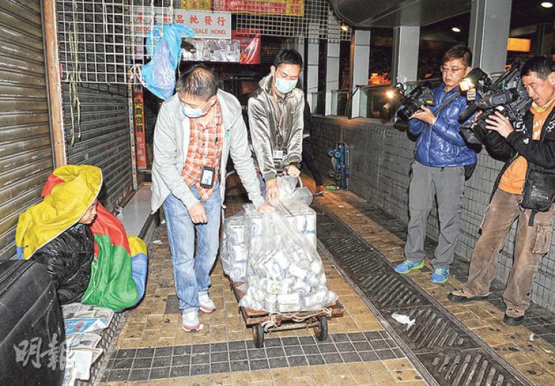 警方根據線報在深水涉搗破無牌樓上酒吧,拘捕57歲男主持及檢獲大批酒類飲品。(蔡方山攝) 警方根據線報在深水涉搗破無牌樓上酒吧,拘捕57歲男主持及檢獲大批酒類飲品。(蔡方山攝)