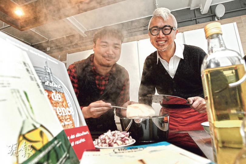 飲食專欄作家歐陽應霽(右)策劃的「味道圖書館」(Taste Library)上月底在PMQ元創方正式開放,存放約3000本飲食書籍予公眾閱讀,他與該館助理策展人葉子騫(左)每月會定期舉辦以食材為主題的交流活動,如日前舉行「因油解究」活動,與參與者討論豬油等功用和一同以油烹調新菜式。(李紹昌攝)享年87歲、1997年病逝的陳夢因,為香港首批在報章撰寫飲食專欄的作家,被視為本港食評界的代表人物。1950年代曾擔任《星島日報》總編輯的他,以筆名「特級校對」撰寫飲食專欄「食經」一段長時間,後來結集成書出 飲食專欄作家歐陽應霽(右)策劃的「味道圖書館」(Taste Library)上月底在PMQ元創方正式開放,存放約3000本飲食書籍予公眾閱讀,他與該館助理策展人葉子騫(左)每月會定期舉辦以食材為主題的交流活動,如日前舉行「因油解究」活動,與參與者討論豬油等功用和一同以油烹調新菜式。(李紹昌攝)享年87歲、1997年病逝的陳夢因,為香港首批在報章撰寫飲食專欄的作家,被視為本港食評界的代表人物。1950年代曾擔任《星島日報》總編輯的他,以筆名「特級校對」撰寫飲食專欄「食經」一段長時間,後來結集成書出