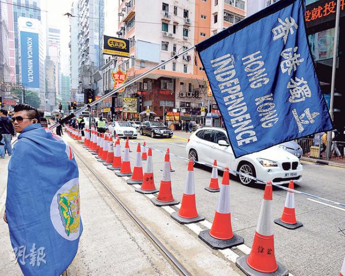 有市民手持「香港獨立」標語及龍獅旗參加昨日民陣遊行。手持標語的鄭先生表示,這只是個人立場,不認為會影響遊行秩序。(葉家豪攝) 有市民手持「香港獨立」標語及龍獅旗參加昨日民陣遊行。手持標語的鄭先生表示,這只是個人立場,不認為會影響遊行秩序。(葉家豪攝)