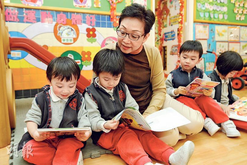 本身為五邑工商總會張祝珊幼兒園幼稚園校長的幼兒教育人員協會主席周慧珍(中)指出,該校自2000年起提供14個「延長時間服務」名額,晚間的照顧環境與上課時不同,不能只按師生比例規定,她不時也要「落場」協助。(胡景熺攝) 本身為五邑工商總會張祝珊幼兒園幼稚園校長的幼兒教育人員協會主席周慧珍(中)指出,該校自2000年起提供14個「延長時間服務」名額,晚間的照顧環境與上課時不同,不能只按師生比例規定,她不時也要「落場」協助。(胡景熺攝)