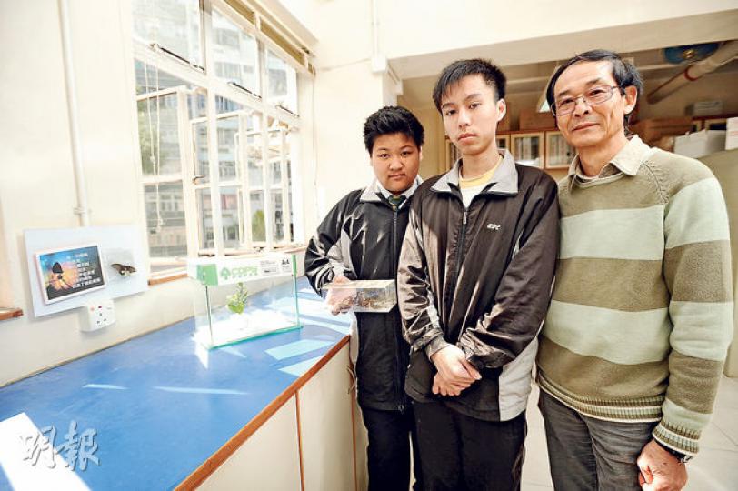 高長泉(右)以蝴蝶成長鼓勵學生:成為美麗的蝴蝶需要努力,如幼蟲需不停吃葉才有機會羽化;若成長在冷天等不適合的時間,便要等四五個月才羽化。左為他教過的學生。(胡景禧攝) 高長泉(右)以蝴蝶成長鼓勵學生:成為美麗的蝴蝶需要努力,如幼蟲需不停吃葉才有機會羽化;若成長在冷天等不適合的時間,便要等四五個月才羽化。左為他教過的學生。(胡景禧攝)