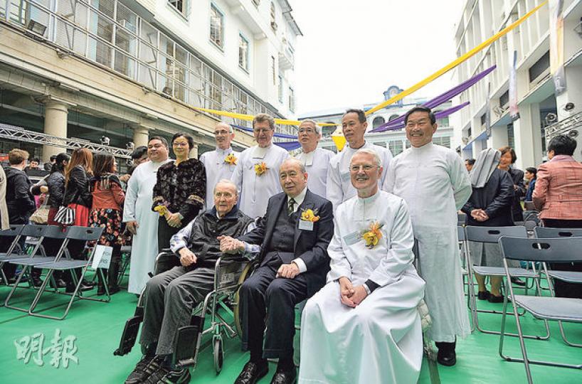 噚日係聖若瑟書院140周年開放日,喇沙書院校長Steve Hogan(後排左二)同東亞銀行主席李國寶(前排中)都有出席。(余俊亮攝) 噚日係聖若瑟書院140周年開放日,喇沙書院校長Steve Hogan(後排左二)同東亞銀行主席李國寶(前排中)都有出席。(余俊亮攝)